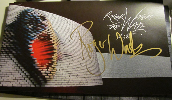 2010-Wall-Tour-Book