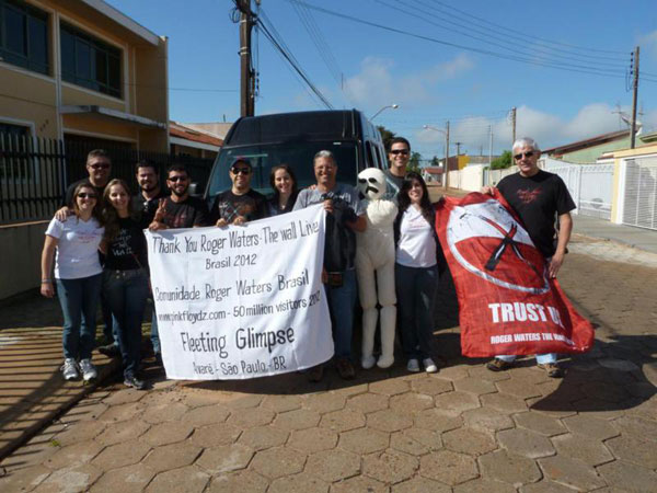 Joaquim Arnês with Pink and some other Brazilian fans before the show