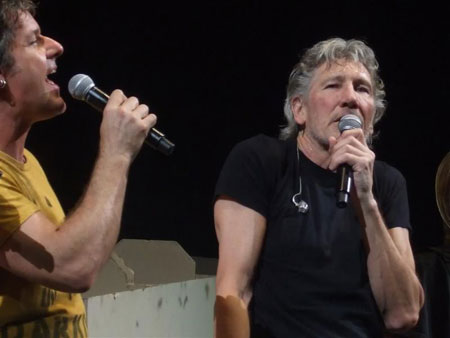 Robbie Wyckoff and Roger Waters performing "Outside The Wall" (photo by Simon Wimpenny)